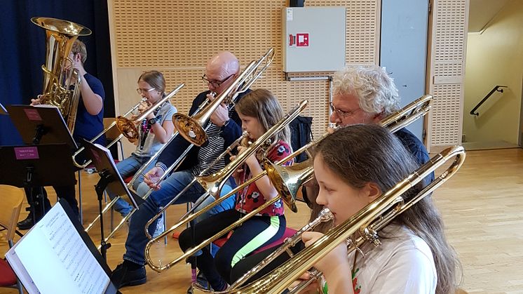 Blåsarsymfonikerna med ungdomar från El Sistema. Foto Lena Jakobsson