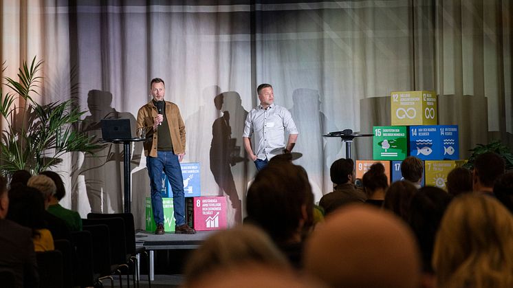 Erik Lundh, Interior Cluster, och Niklas Malmros, Sigma Technology Group, talar på Borås Science Parks event om att leda övergången till en cirkulär textil- och modeindustri.