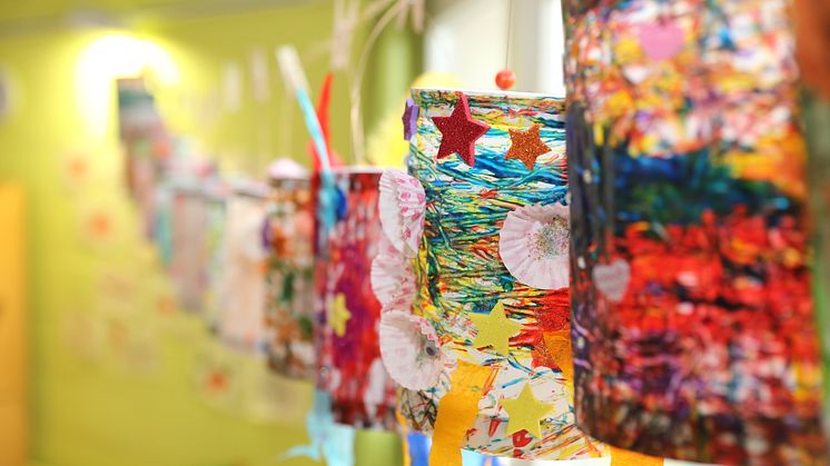 Die fertigen Kunstwerke hängen zum Trocknen an der Leine. 