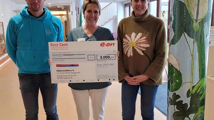 Spendenübergabe in Vogtareuth (v.li.): Bayernwerk-Mitarbeiter Leonhard Baumann, Ute Eckl, 2. Vorsitzende des Vereins Silberstreifen, und Sabine Voit, stellvertretende Vorsitzende des Betriebsrats beim Bayernwerk für die Region Oberbayern.