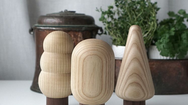 Dekorativa och hållbara kryddkvarnar i FSC märkt trä från Born in Sweden, designade av Luca Galmarini