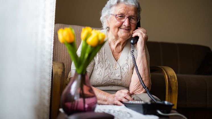 Vi tror att i här tiden av isolering kan ett telefonsamtal få betyda mycket, någon att få prata av sig om sin oro med eller få hjälp att tänka på något annat” säger Elinore Lissledal på Bräcke diakoni. Bild: iStock.