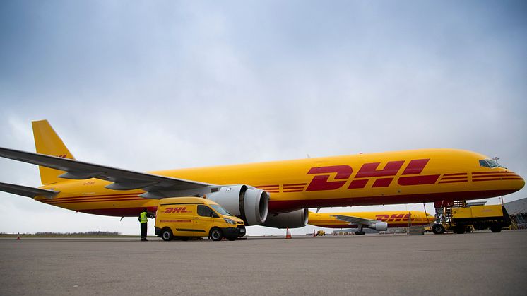 Boeing B757 at East Midlands apron.jpg