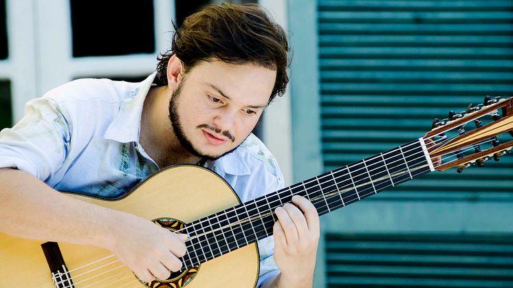 Yamandu Costa, ett av Brasiliens största musikgenier, spelar på Kungsbacka Teater 16 mars.