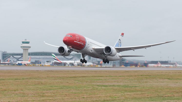 Norwegianin 787 Dreamliner Lontoon Gatwickissä.