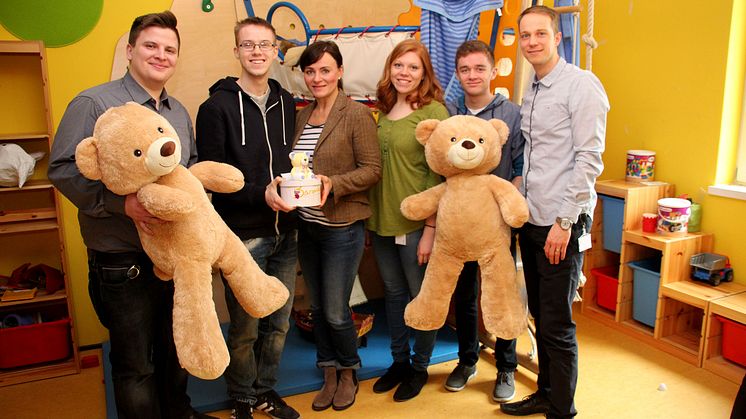Musik und Kuchen für Bärenherz: Auszubildende der enviaM-Gruppe spenden für das Kinderhospiz