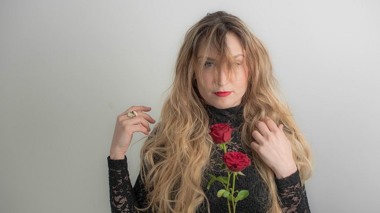 Artisten Anna Vild släpper album & diktbok – ”som en masspsykos och mental pandemi utan dess like.”