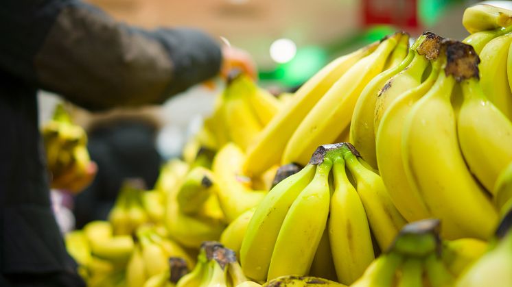 Det finns en uppsjö av gifter på bananernas skal. Några av dem finns också i fruktköttet.
