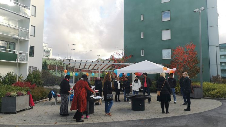 För att öka kännedomen om centret i området och dra dit fler asylsökande män bjuder Frälsningsarmén in till tre grillfester på gården i Husby. Foto: Kerstin Tillenius