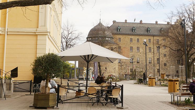 Uteservering vid Teaterplan. Foto Örebro kommun.