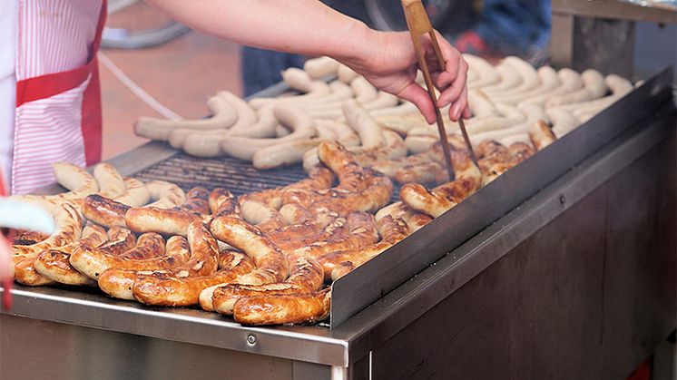 Risken för magsjukdomar ökar sommartid. Ofta på grund av dåligt hanterad mat vid grillning.
