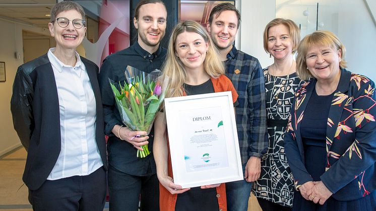 Team Harvest tar emot fint stipendium till minne av hållbarhetskämpen Anna Borgeryd. Foto: Johan Gunséus