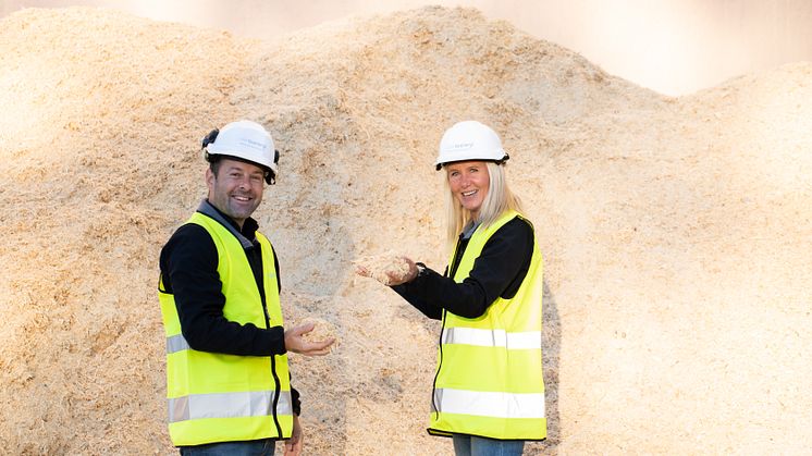 Nicklas Eld, regionchef Solör Bioenergi Väst och Ann-Sofie Ståhl, kundansvarig Solör Bioenergi Väst, vid bränslelagret på fjärrvärmeanläggningen i Odensbacken.