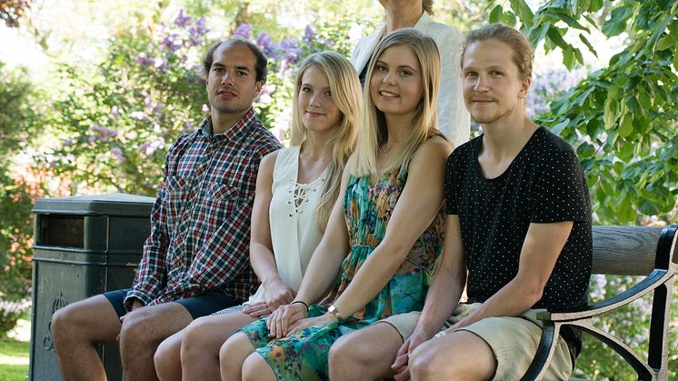 De fyra idrottsstipendiaterna träffar rektor Eva Åkesson. Vid välkomstmottagningen i höst överlämnas stipendierna. Från vänster: Karl Larsson, Lina Sjöberg, Johanna Heldin, Rassmus Andersson.