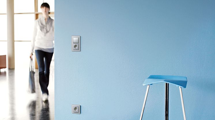 Serrie berker B.7. Ramar finns i plast, rostfritt stål och aluminium. Kan kombineras med vippor/centrumbrickor i ett flertal olika färger.