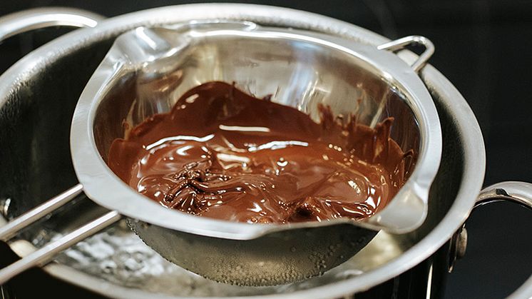  Praktisk chokladsmältare med handtag och hällpip.