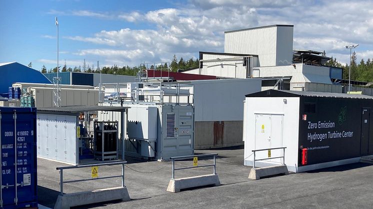 I Finspång har byggts ett komplett energisystem med integrerad vätgas som utan utsläpp av växthusgas kan användas i Siemens gasturbinverkstad. Foto: Siemens/ZEHTC