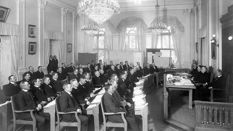 Stadsfullmäktige samlat för sista gången den 27 mars 1919 innan de nyvalda ledamöterna tillträdde. Idag har vi ett mer jämställt kommunfullmäktige. Av totalt 61 ledamöter är 31 kvinnor. Bildkälla: Fröierska samlingen, Västerås stadsarkiv.