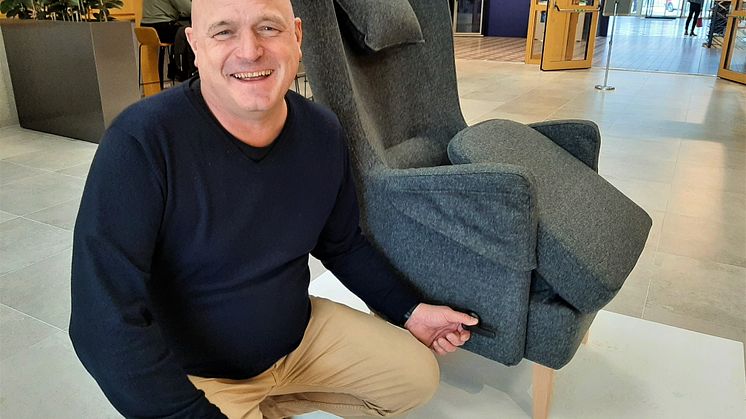 Lars Eriksson, professor i industridesign på Tekniska Högskolan vid Jönköping University, vid fåtöljen som hans studenter har tagit fram.