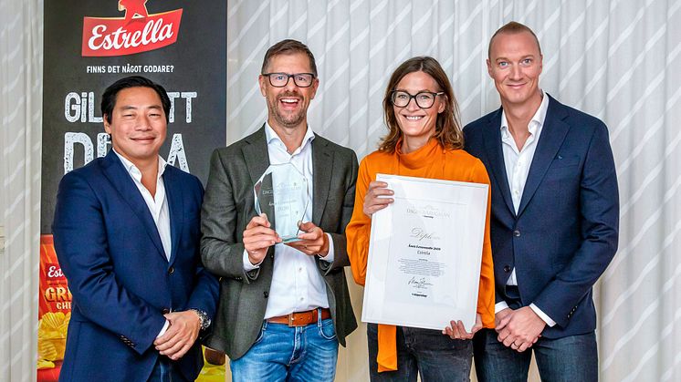 Fredrik Lindberg från Nielsen och Johnny Lönnberg från ClearOn satt i juryn för Dagligvarugalans pris Årets Leverantör. Vinnare blev Estrella, här representerade av försäljningsdirektör Patrik Stockelid och marknadsdirektör Sofi Randén.
