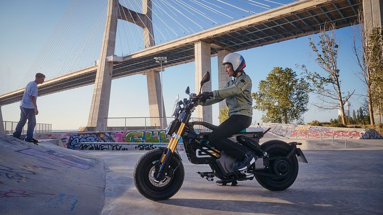Helt nye BMW CE 02: Elektrisk kjøreglede på to hjul for både yngre og eldre fans 