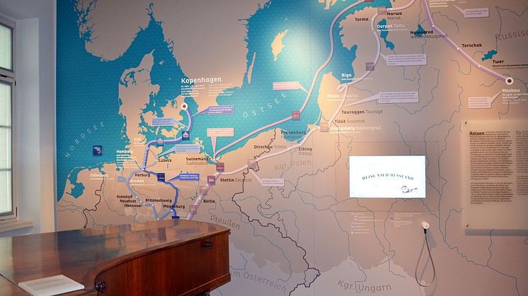 Ausstellungsraum mit visualisierter Reiseroute der Schumanns