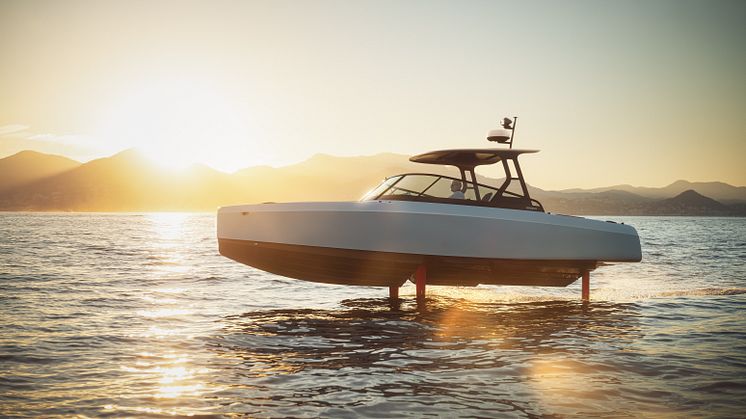 The Candela C-8 T-TOP version is made for fossil-fuel free travel in sunny climates.