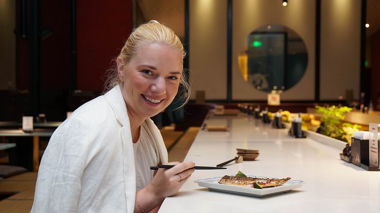 Victoria Braathen nyter norsk makrell på japansk restaurant i Kina