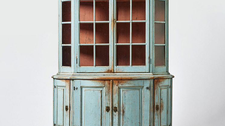 Display cabinet for high standing environment