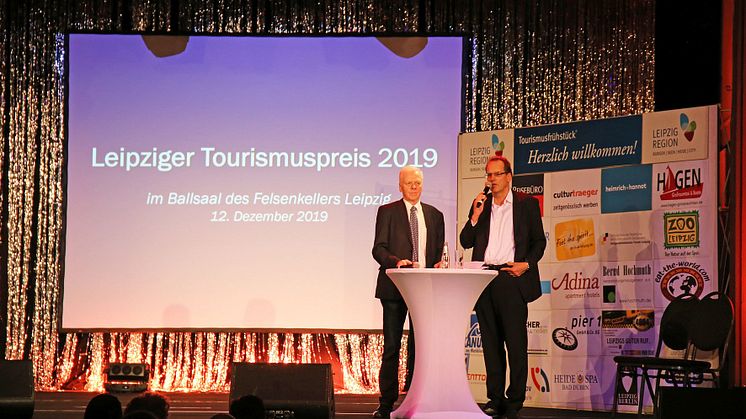 Blick auf die Bühne im Ballsaal des Felsenkellers mit dem Moderator des Abends Dr. Helge-Heinz Heinker und Volker Bremer