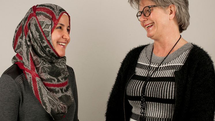 Projektledaren för Connecting people i Sunne, Nour Aghy, í samspråk med kommunstyrelsens ordförande i Sunne, Gunilla Ingemyr (C), om hur integrationsarbetet i Sunne ska fortsätta utvecklas . Fotograf: Tommy Bonté 
