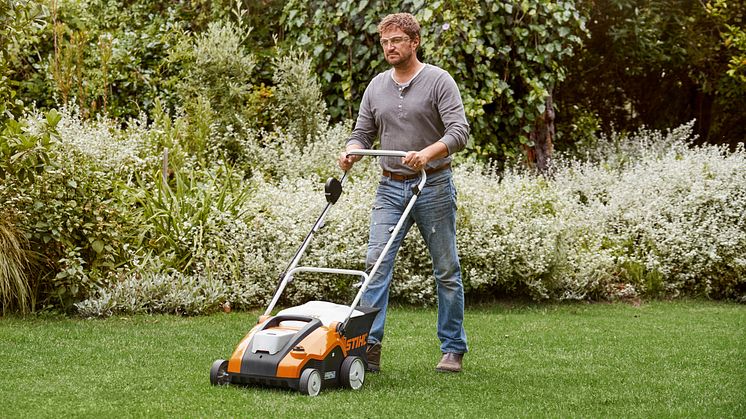 Uusi STIHL RLA 240 poistaa sammaleen ja ilmaa tiivistyneen maan pinnan.