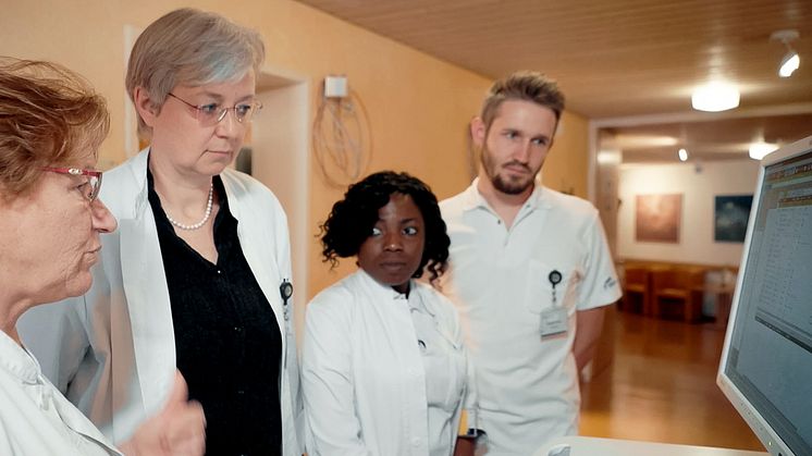 Symbolbild: Fachärztin Dr. med. Marion Debus (zweite von links), Leiterin der Onkologie der Klinik Arlesheim (CH), und Team (Foto: Medizinische Sektion am Goetheanum)