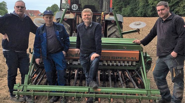 Bei der Einsaat eines Blühstreifens in Muckum vor der Coronazeit (v. l.): Jürgen Lütkenhöner, Lohnunternehmer, Landwirt Karl Wilhelm Rathert aus Dünne, Norbert Darnauer, Asset Manager bei Energieservice Westfalen Weser und Niels Lütkenhöner.