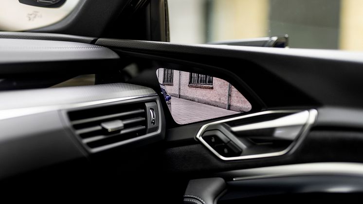 Audi Q8 e-tron (Ultrablå metallak)