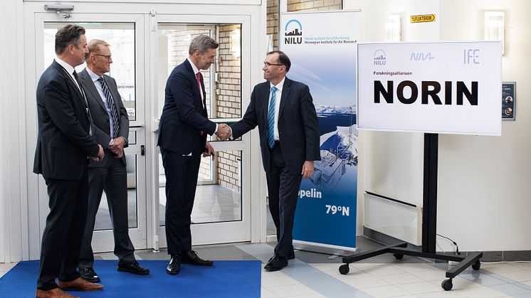 Klima- og miljøminister Espen Barth Eide gratulerer direktørene for NILU, NIVA og IFE med dannelsen av forskningsalliansen NORIN. Foto: Pixel & co