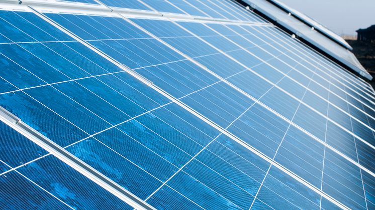 Tio miljoner kronor till klimatsatsningar  – solceller på tak blir standard