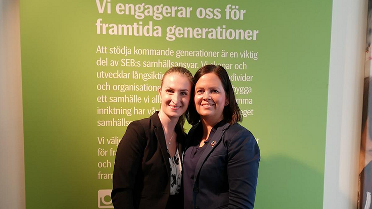 Från vänster: Agata Konieczny, tidigare deltagare i SEB:s praktikprogram som anordnades i samarbete med Mitt Liv, och Pernilla Johnsson, ansvarig för partnersamarbeten på SEB i Väst.