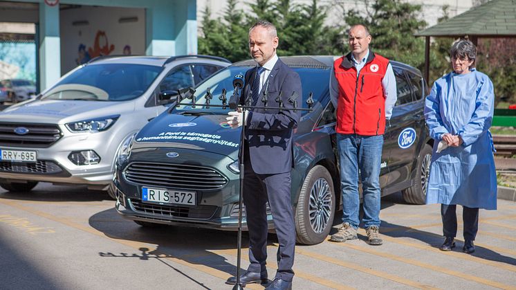 SZabó Attila a Ford Magyarország ügyvezetője a Heim Pál Gyermekkórházban adta át a kórháznak szánt Fordokat