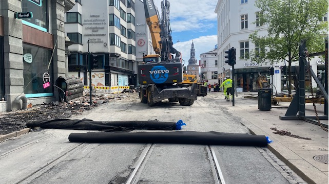 Trikkesporet sperret etter brannen i Grensen, kran og arbeidere i sporet. Foto: Sporveien