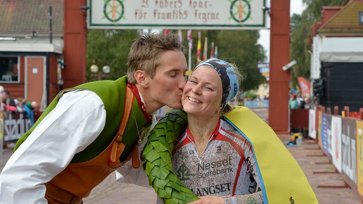 Hildegunn Gjertrud Hovdenak får segerkyssen efter CykelVasan 2014 av kransmasen Daniel Svensson.