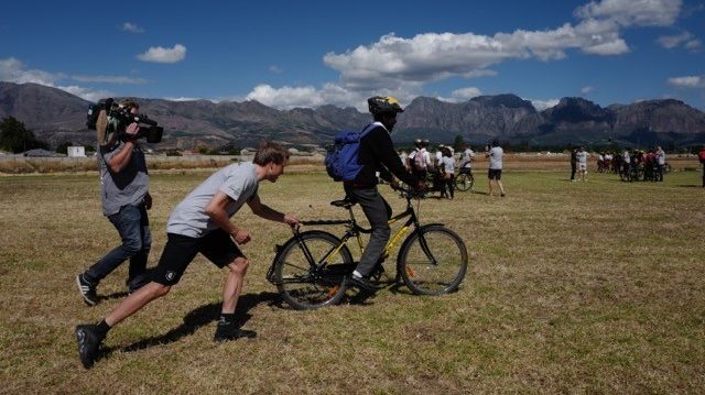 Edvald Boasson Hagen deler ut gratissykler i Cape Town