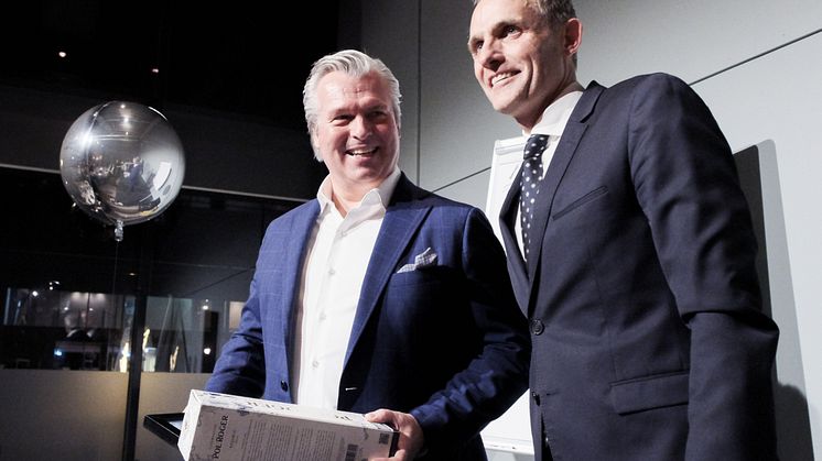 Administrerende Direktør hos Insignia, Thomas Øvreseth, mottok hedersprisen. Her med Country Director, Marius Hayler.