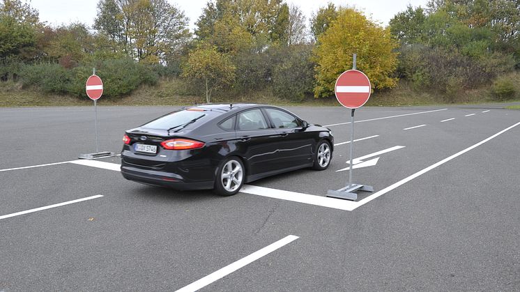 A Ford új, önállóan működő technológiája kellemes pihenéssé varázsolja a dugóban töltött időt, és távvezérléssel leparkolja az autót