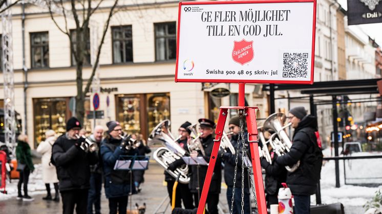 Frälsningsarméns Östermalmskår, Templet, står med julgrytan på Östermalmstorg.
