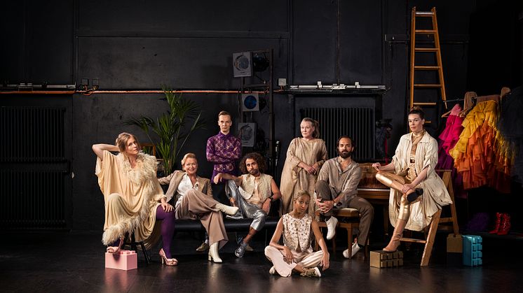 Några av de skådespelare som medverkar under teateråret 2019-2020. Från vänster Emilie Strandberg, Lisa Lindgren, Emil Ljungestig, Ramtin Parvaneh, Hannah Alem Davidson, Anna Bjelkerud, Jesper Söderblom och Josefin Neldén. Foto Aorta.