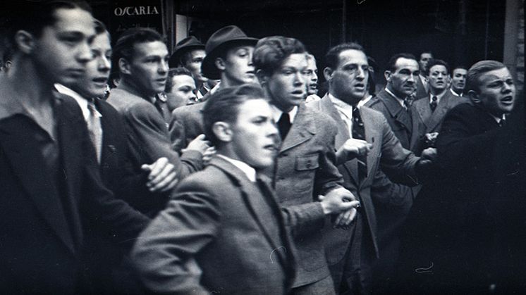 Victor Lundberg studerar fascism och menar att det till stor del handlar om ett politiskt beteende. Symboler och uniformer är viktigt. På bilden nazistkravaller i Linköping 1943 (Linköpings universitet/Östergötlands museum CC BY-NC 4.0).