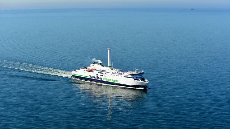 Scandlines mit größtem Segelschiff während der Hanse Sail