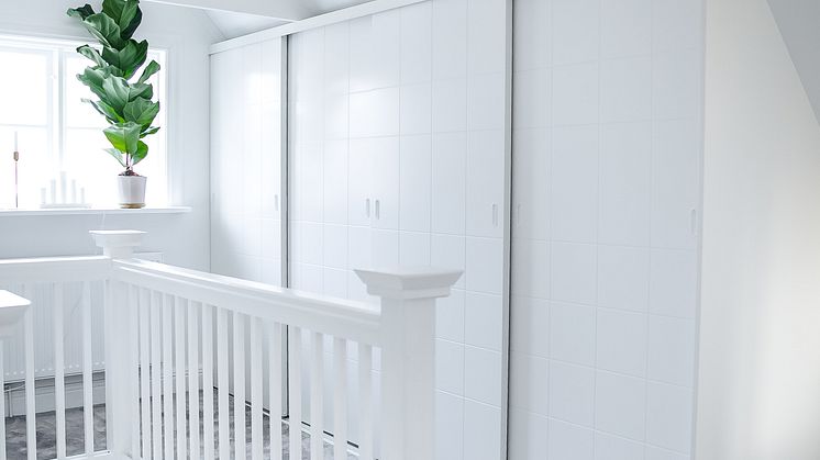 Elfa skjutdörrar Linear. Fyllning: Mimic, design Hanna Werning.