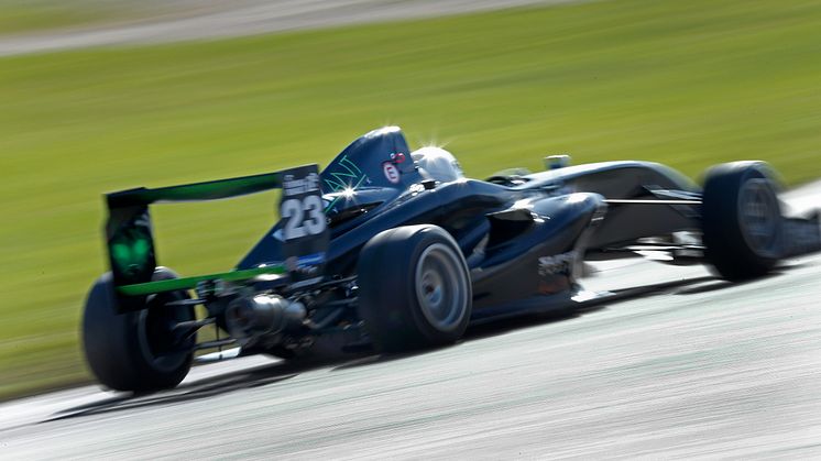 Dagens dubbel för Kimmy Larsson i Formel Renault 1,6